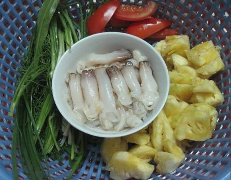 Một số nguyên liệu chuẩn bị cho món tu hài nấu canh chua